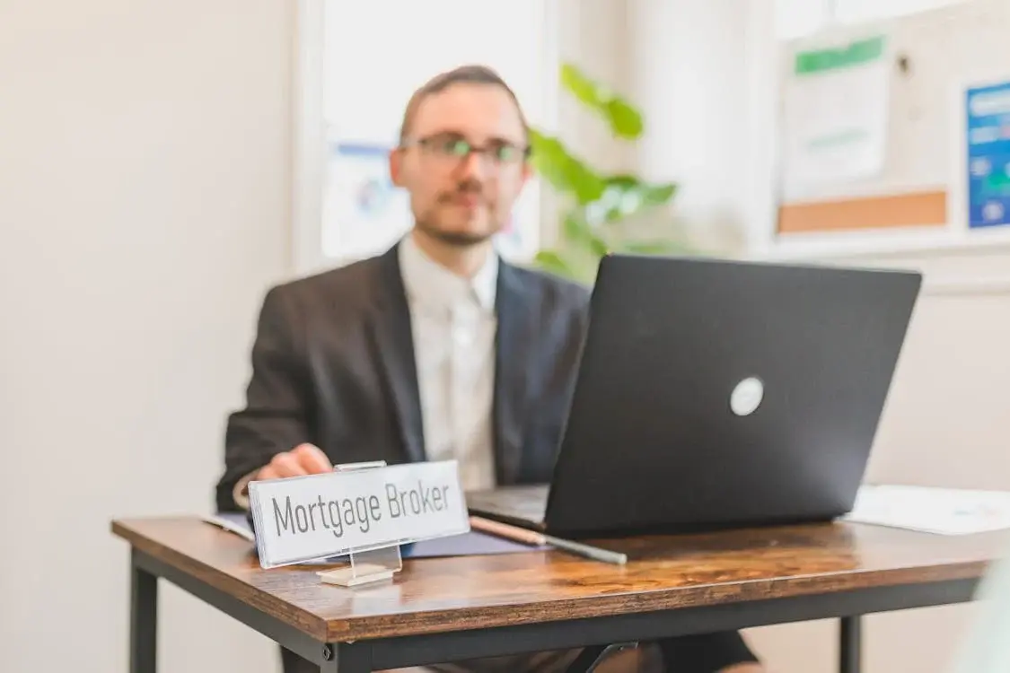 A refinance broker provides added advantages for your refinancing needs